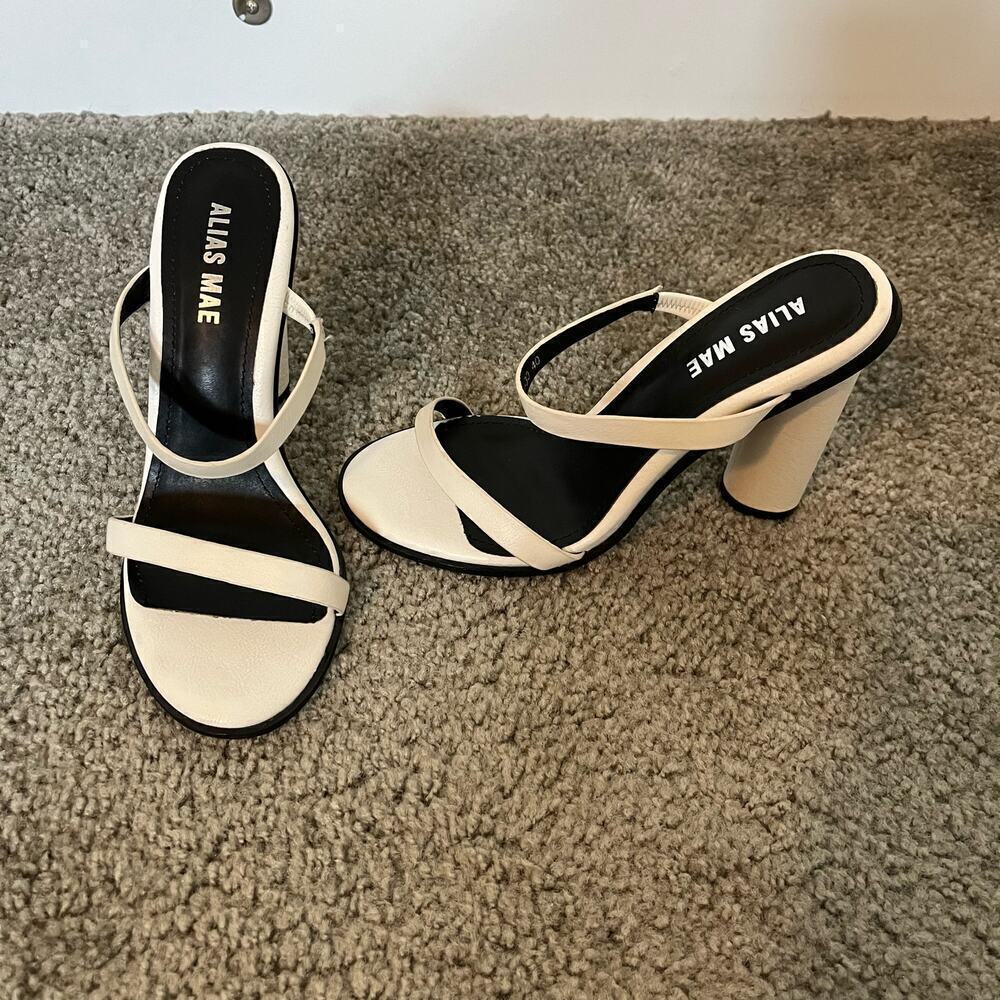 Alias Mae‎ Amina Mule Sandal Heels in White
Size 40/9